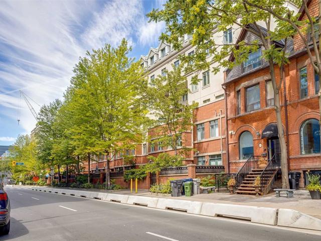 PH 20 - 500 Richmond St W