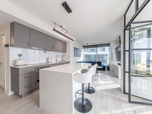 1002W - 27 Bathurst St