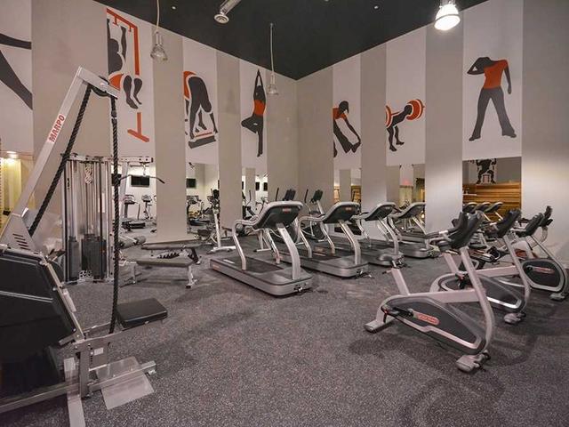 739 - 1030 King St W