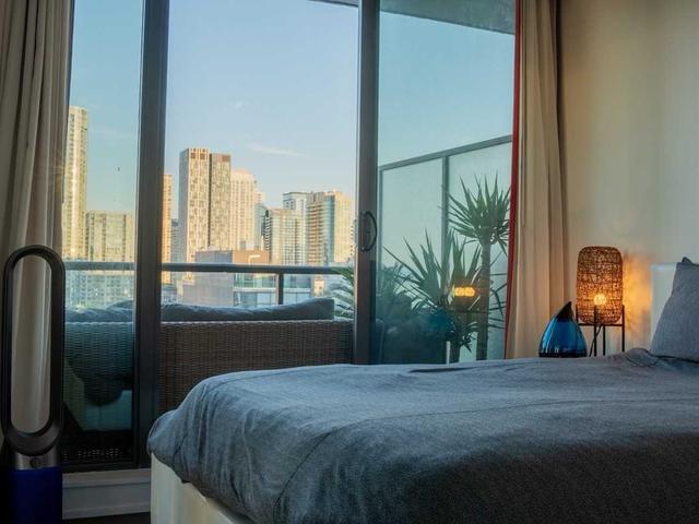 1010 - 560 King St W