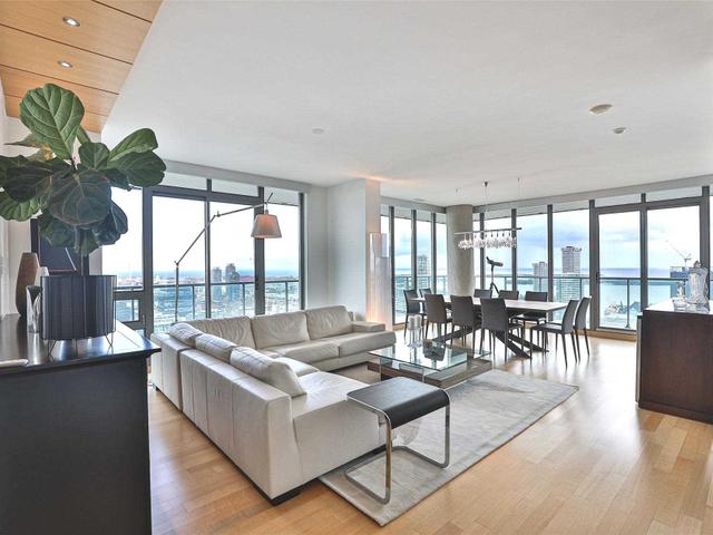 3904 - 33 Lombard St