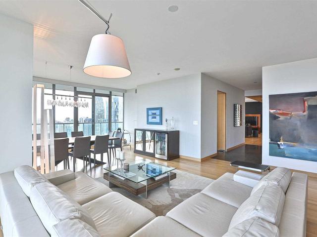 3904 - 33 Lombard St