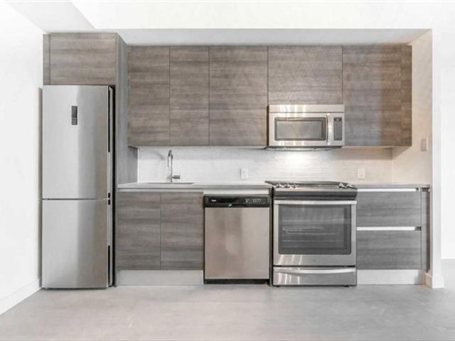 517 - 111 Bathurst St W