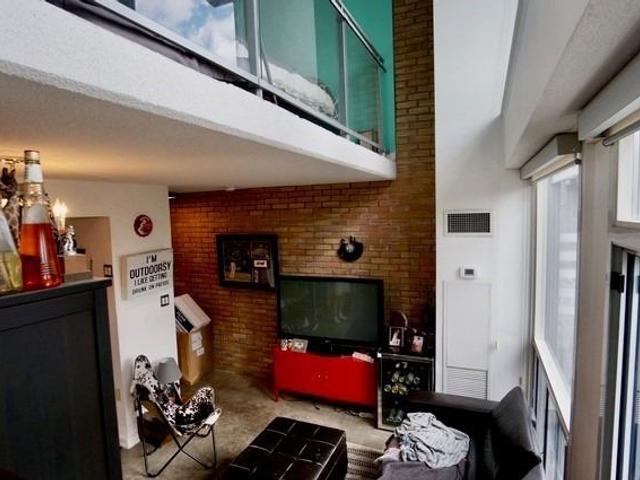 247 - 1029 King St W