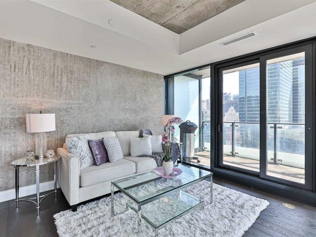 1707 - 224 King St W