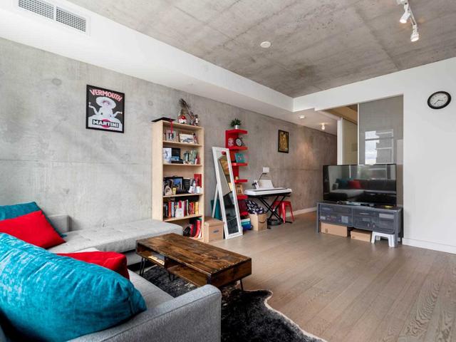 502 - 111 Bathurst St W