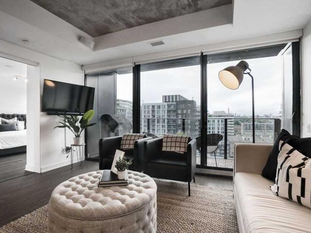 PH1416 - 629 King St W