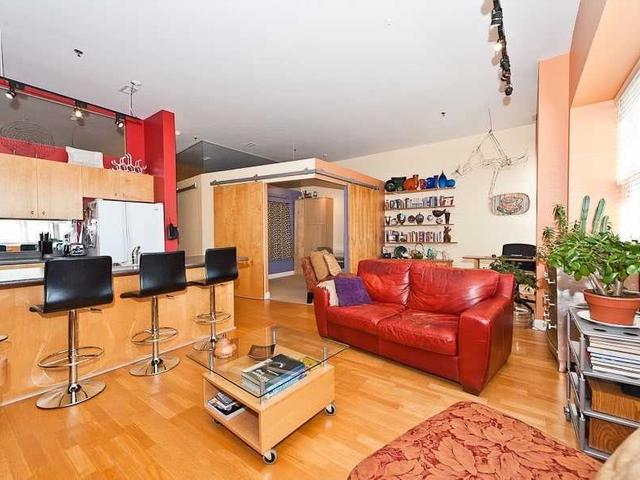 #1012 - 700 King St W