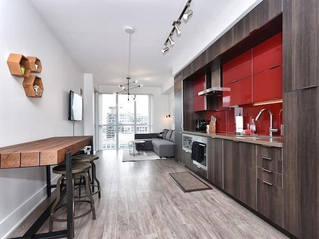 2013 - 300 Front St W