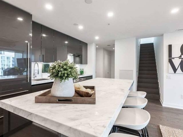 PH1416 - 629 King St W