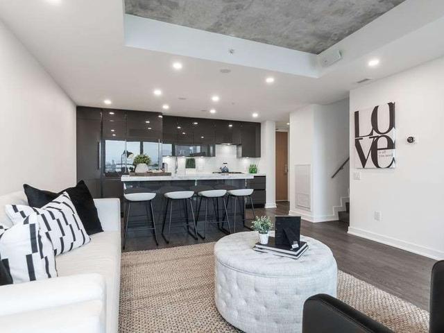 PH1416 - 629 King St W