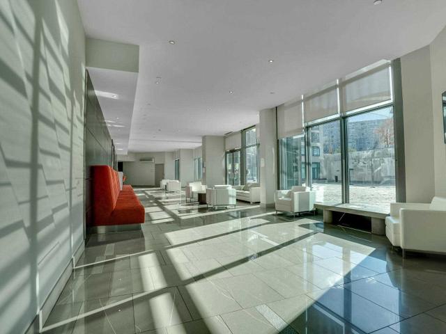 2001 - 373 Front St W