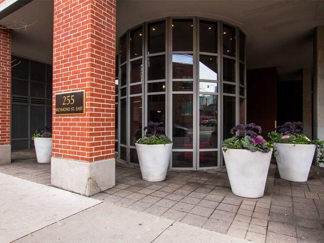 604 - 255 Richmond St E