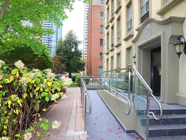 102 - 80 Charles St E