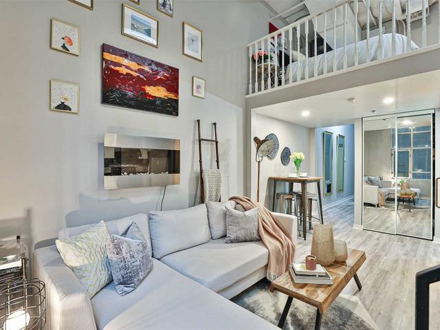 204 - 477 Richmond St W