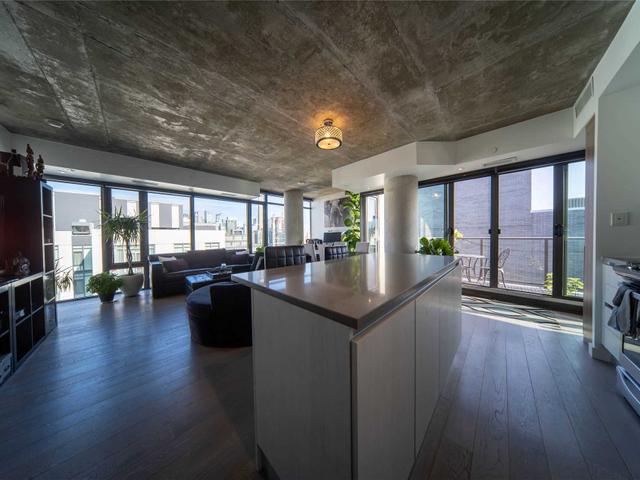 PH16 - 111 Bathurst St