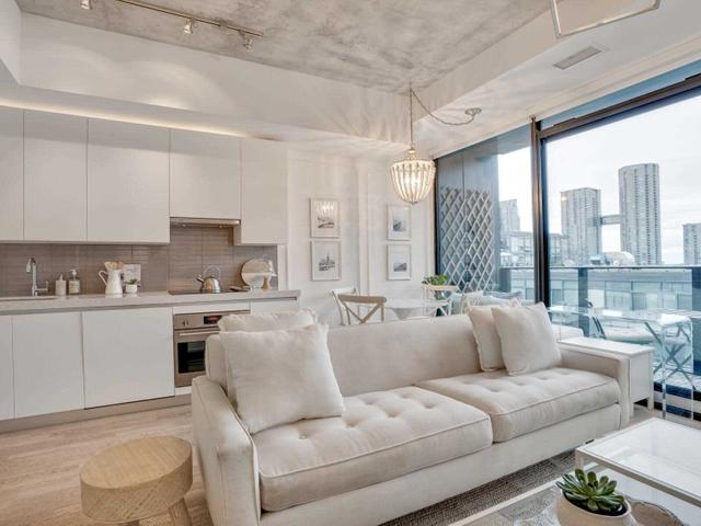 1002 - 38 Stewart St