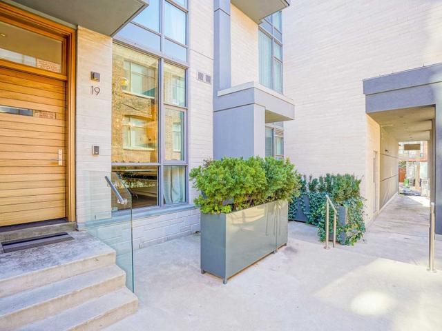 19 - 850 Richmond St W