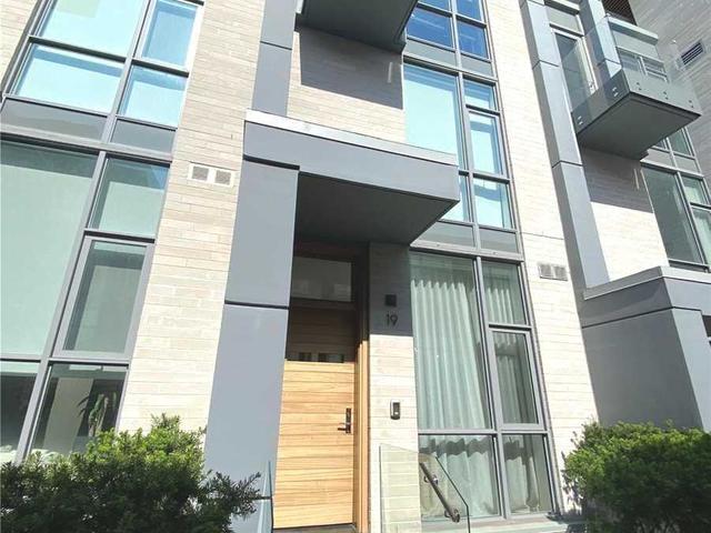 19 - 850 Richmond St W