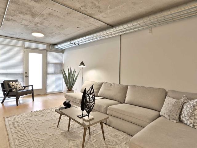 109 - 955 Queen St W