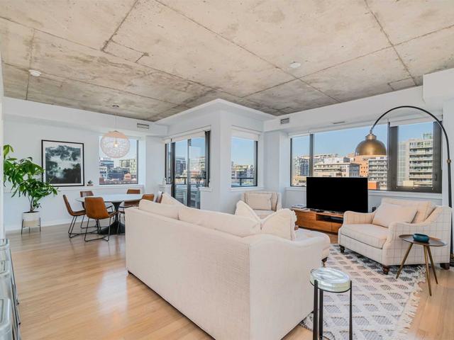 810 - 400 Wellington St