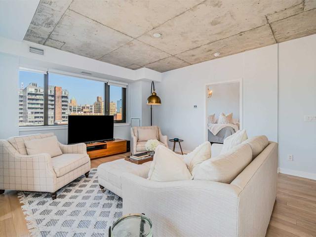 810 - 400 Wellington St