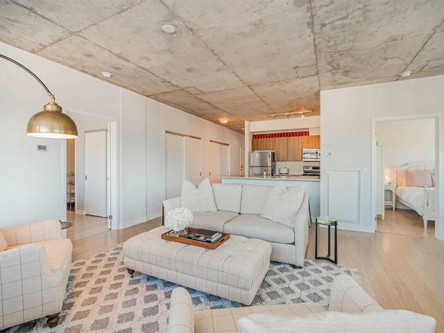 810 - 400 Wellington St