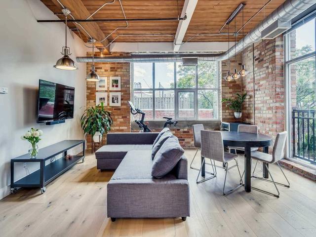 319 - 955 Queen St W