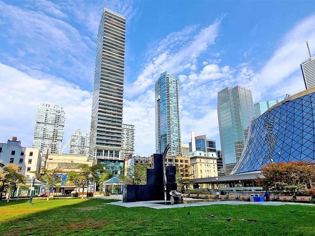 1106 - 224 King St W