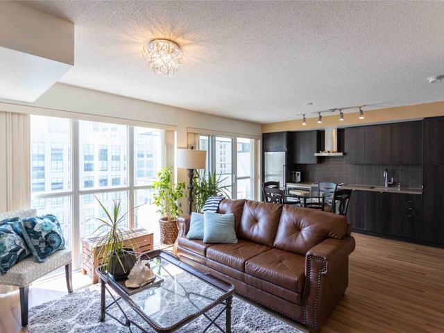 914 - 300 Front St West St W