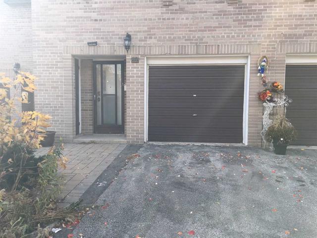 32 Village Greenway Way W