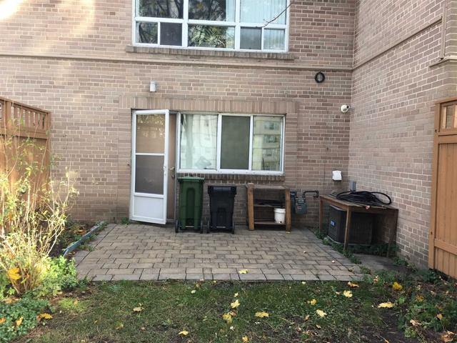 32 Village Greenway Way W