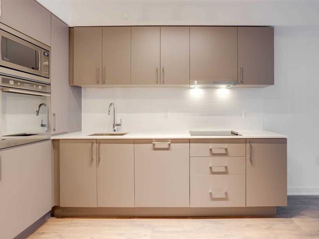 431E - 576 Front St W