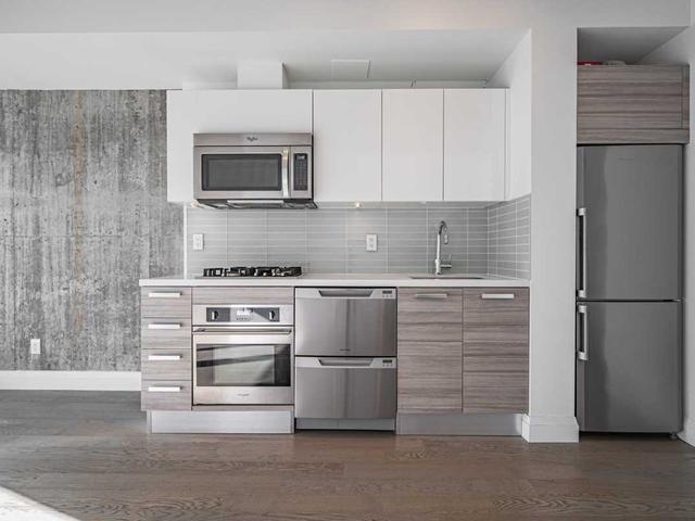 1606 - 224 King St W