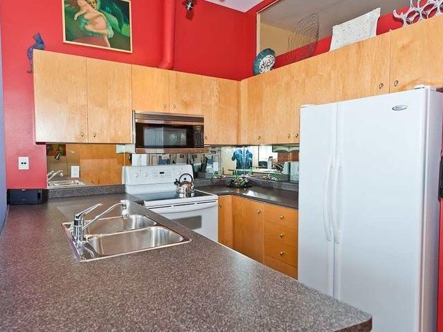 1012 - 700 King St W