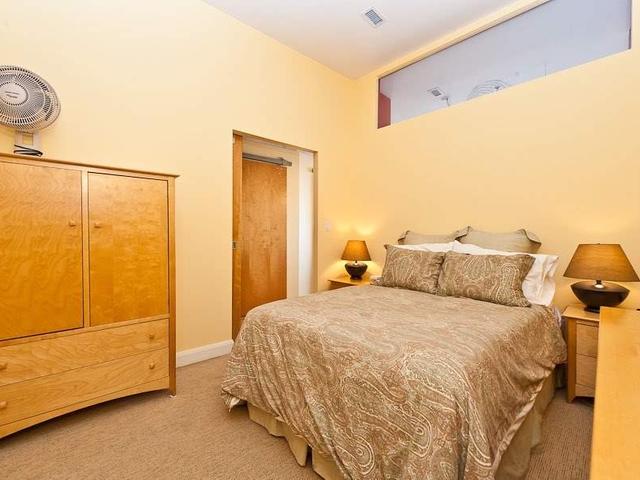 1012 - 700 King St W