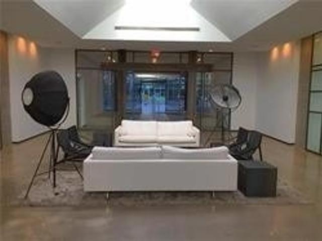 1044 - 1030 King St W