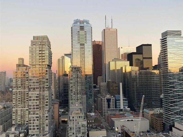 2805 - 290 Adelaide St W