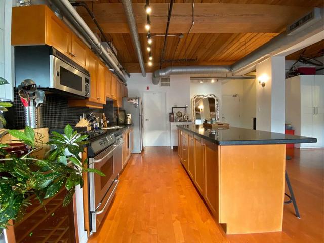 204 - 436 Wellington St W