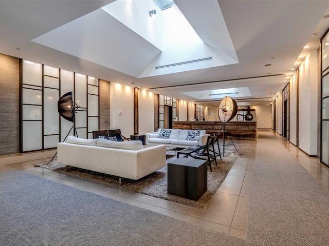 502 - 1030 King St W