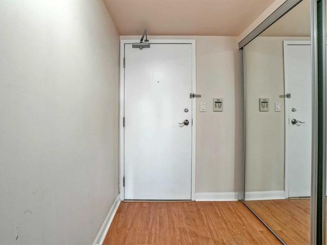 1606 - 200 Victoria St