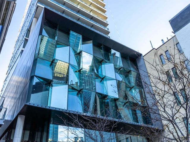 1202 - 224 King St W