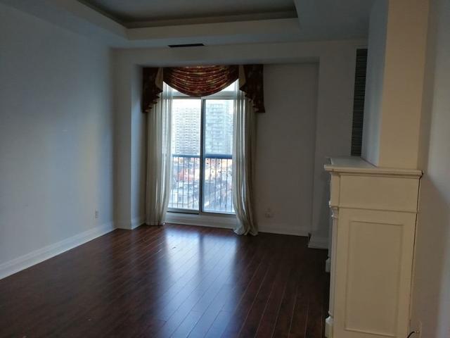 1001 - 8 Wellesley St E