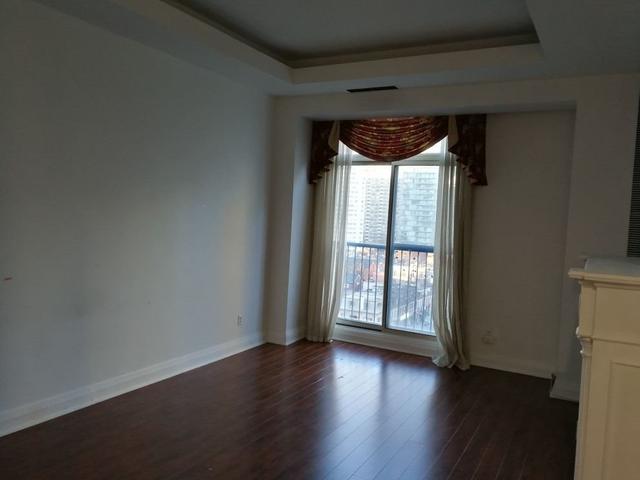 1001 - 8 Wellesley St E