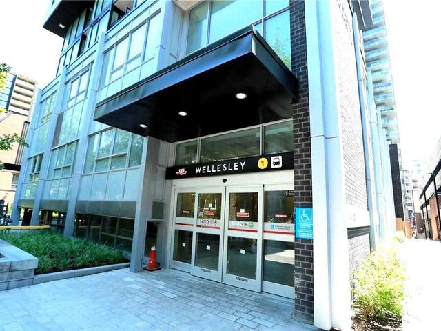 401 - 17 Dundonald St