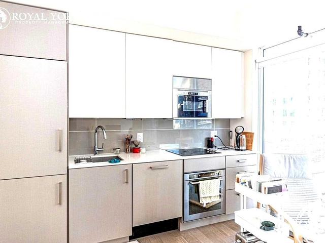 401 - 17 Dundonald St