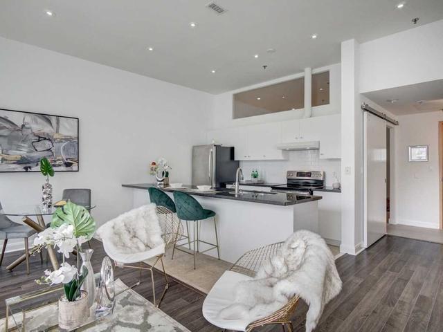 810 - 700 King St W