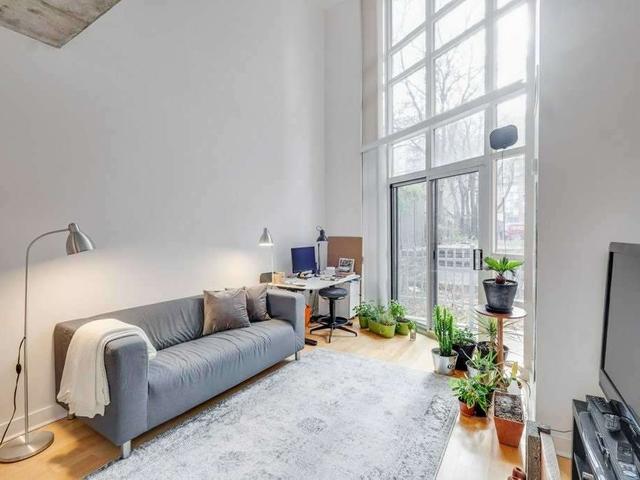 122 - 255 Richmond St E