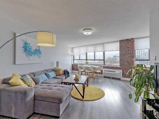 605 - 270 Queens Quay W