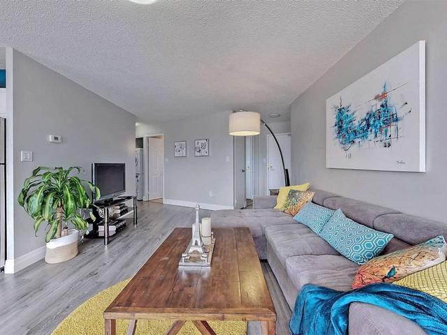 605 - 270 Queens Quay W